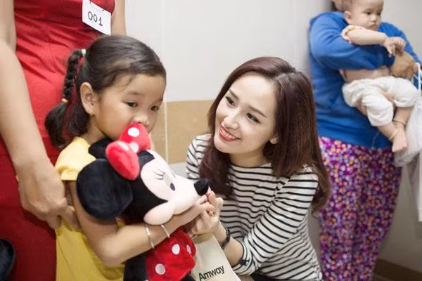 Trước đó, Mai Phương Thúy cũng dùng số tiền 700 triệu đồng gửi tới tổ chức phẫu thuật nụ cười cho trẻ em không may mắn bị hở hàm ếch. Cô nàng chia sẻ bản thân hiện tại bận rộn không có mặt trực tiếp để làm từ thiện nên đã giúp đỡ những người khó khăn theo cách của riêng mình. Cô cũng tiết lộ đây là số tiền lớn nhất cô từng chuyển khoản nhưng chưa phải số tiền lớn nhất cô từng bỏ ra làm từ thiện. 