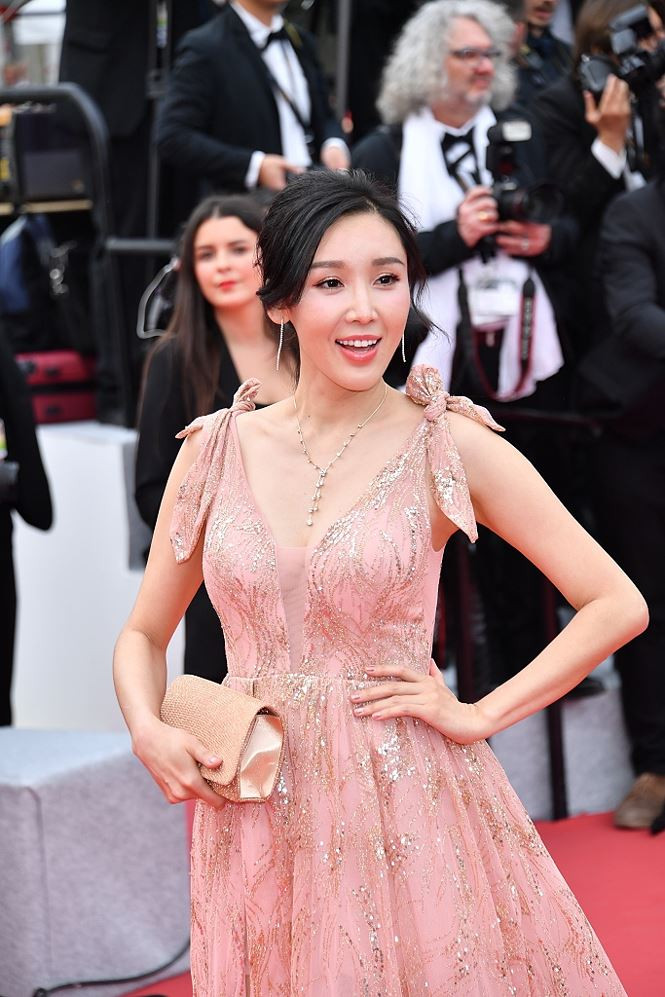 Loạt nghệ sĩ vô danh Trung Quốc khoe thân, làm lố trên thảm đỏ Cannes ảnh 9 Loạt nghệ sĩ vô danh Trung Quốc khoe thân, làm lố trên thảm đỏ Cannes - ảnh 10