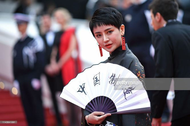 Loạt nghệ sĩ vô danh Trung Quốc khoe thân, làm lố trên thảm đỏ Cannes ảnh 4 Loạt nghệ sĩ vô danh Trung Quốc khoe thân, làm lố trên thảm đỏ Cannes - ảnh 5