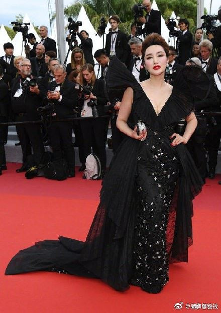 Loạt nghệ sĩ vô danh Trung Quốc khoe thân, làm lố trên thảm đỏ Cannes ảnh 7 Loạt nghệ sĩ vô danh Trung Quốc khoe thân, làm lố trên thảm đỏ Cannes - ảnh 8