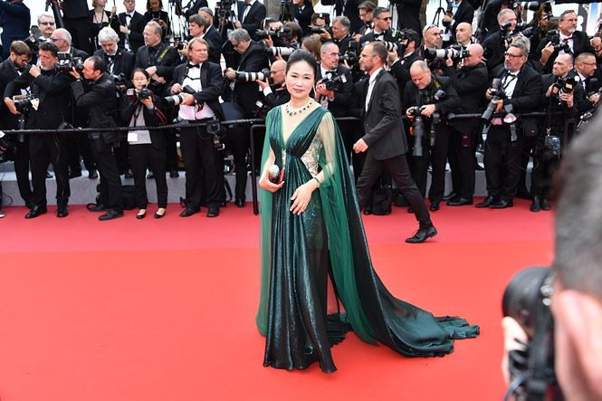 Loạt nghệ sĩ vô danh Trung Quốc khoe thân, làm lố trên thảm đỏ Cannes ảnh 11 Loạt nghệ sĩ vô danh Trung Quốc khoe thân, làm lố trên thảm đỏ Cannes - ảnh 12