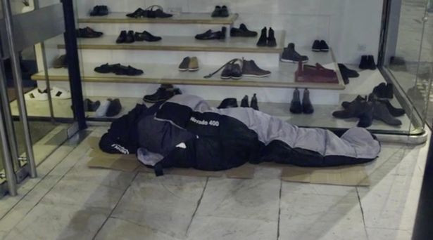 Thiếu gia ngập trong hàng hiệu tỉnh ngộ sau 1 đêm sống như người vô gia cư