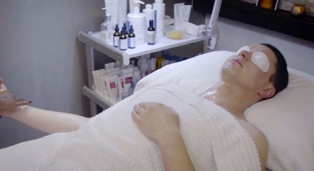 Thiếu gia ngập trong hàng hiệu tỉnh ngộ sau 1 đêm sống như người vô gia cư