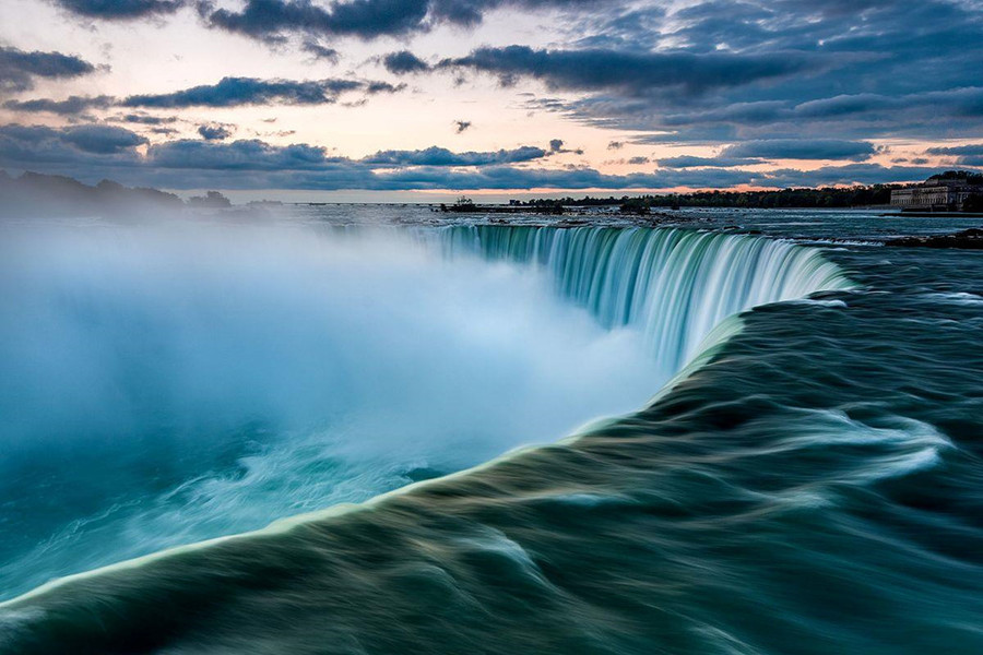 10.Thác Niagara, Canada và Mỹ: Mặc dù không lớn bằng thác Victoria, Niagara cũng có nét độc đáo riêng cuốn hút với du khách. Thác Niagara nằm ở khoảng biên giới giữa Mỹ và Canada, được gộp lại từ 3 ngọn thác lớn tạo nên khung cảnh hùng vĩ và đáng kinh ngạc. Bạn có thể tham quan nơi này trên một chuyến du ngoạn bằng thuyền và chiêm ngưỡng những điểm du lịch hấp dẫn ở xung quanh thác. 14 thac nuoc dep nhat the gioi, co 2 dia danh cua Viet Nam hinh anh 10