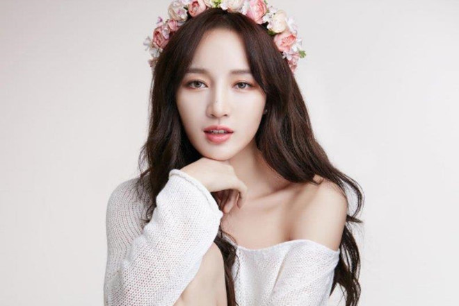 Nhan sắc của Jia cũng không được lòng người hâm mộ xứ kim chi. Cô bị cho là kém sắc, không có thần thái của người nổi tiếng. Trong nhiều năm hoạt động tại Hàn Quốc, cô gái 29 tuổi thường xuyên bị chê bai thậm tệ về ngoại hình. Ngoài ra, khán giả còn chỉ trích Jia cùng 2 thành viên khác là "ăn bám" vào sự nổi tiếng và tài sản của đồng nghiệp cùng nhóm Suzy. Nhan sac goi cam cua cuu than tuong Kpop yeu con trai ty phu Singapore hinh anh 4