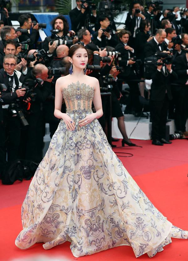 Không cần chiêu trò, cô gái 22 tuổi đến Cannes được khen ngợi hết lời nhờ... thần thái ảnh 2 khong can chieu tro, co mot co gai 22 tuoi den cannes duoc khen ngoi het loi nho... than thai - 2