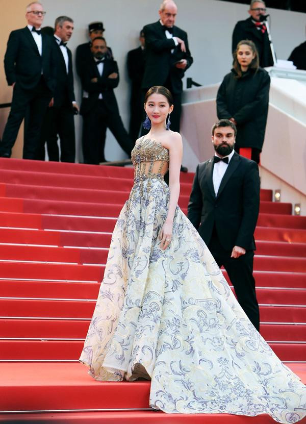 Không cần chiêu trò, cô gái 22 tuổi đến Cannes được khen ngợi hết lời nhờ... thần thái ảnh 3 khong can chieu tro, co mot co gai 22 tuoi den cannes duoc khen ngoi het loi nho... than thai - 3