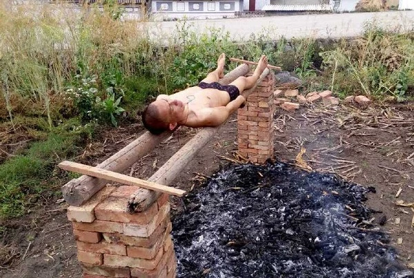 Mắc bệnh hiểm nghèo, chàng trai tự nướng mình trên đống lửa 