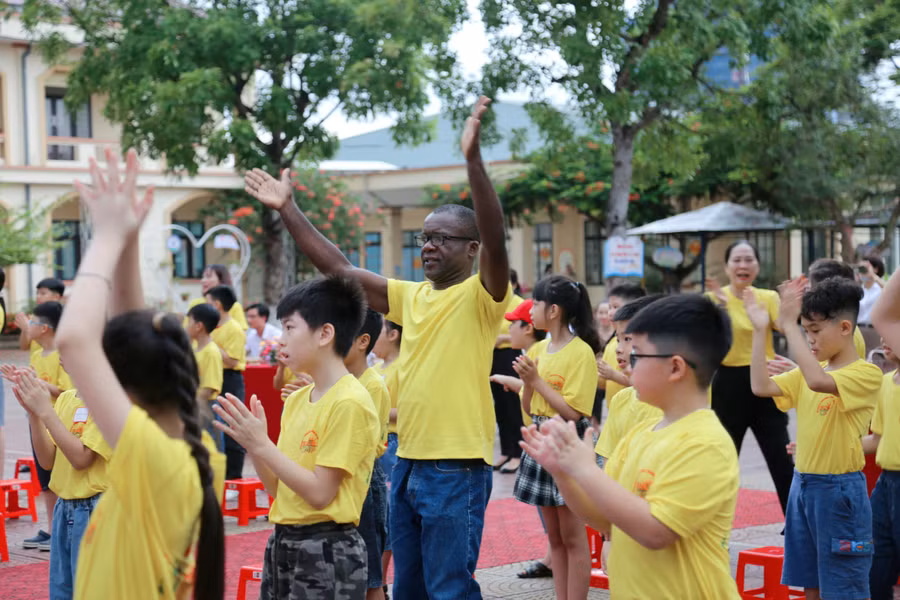 Hoạt động nhằm khơi dậy hứng thú học Tiếng Anh cho học sinh.