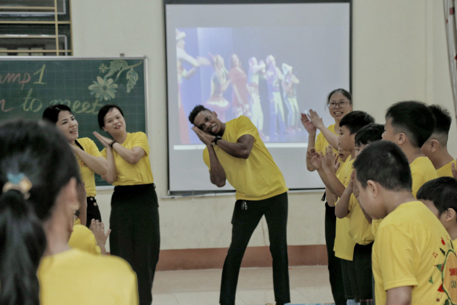 Trại hè có dưới sự hướng dẫn của giáo viên bộ môn tiếng Anh và các tình nguyện viên người nước ngoài. Trại hè có dưới sự hướng dẫn của giáo viên bộ môn tiếng Anh và các tình nguyện viên người nước ngoài.