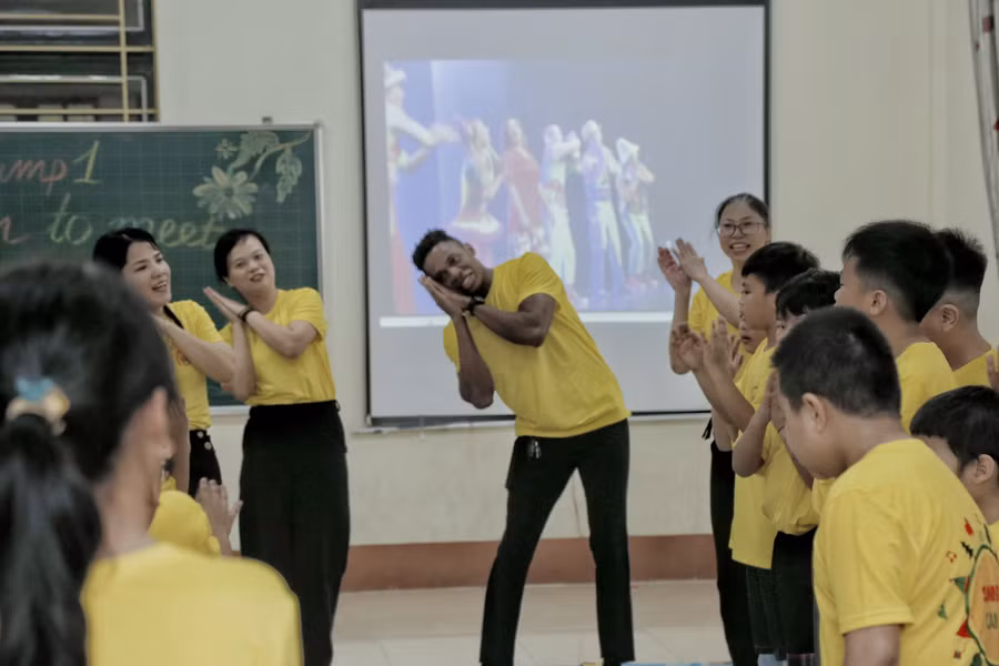 Trại hè có dưới sự hướng dẫn của giáo viên bộ môn tiếng Anh và các tình nguyện viên người nước ngoài.