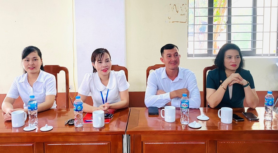 Bà Trần Thị Thùy Dung, Trưởng phòng GD&ĐT thành phố Lào Cai (ngoài cùng bên phải) tham dự Diễn đàn. Bà Trần Thị Thùy Dung, Trưởng phòng GD&ĐT thành phố Lào Cai (ngoài cùng bên phải) tham dự Diễn đàn.