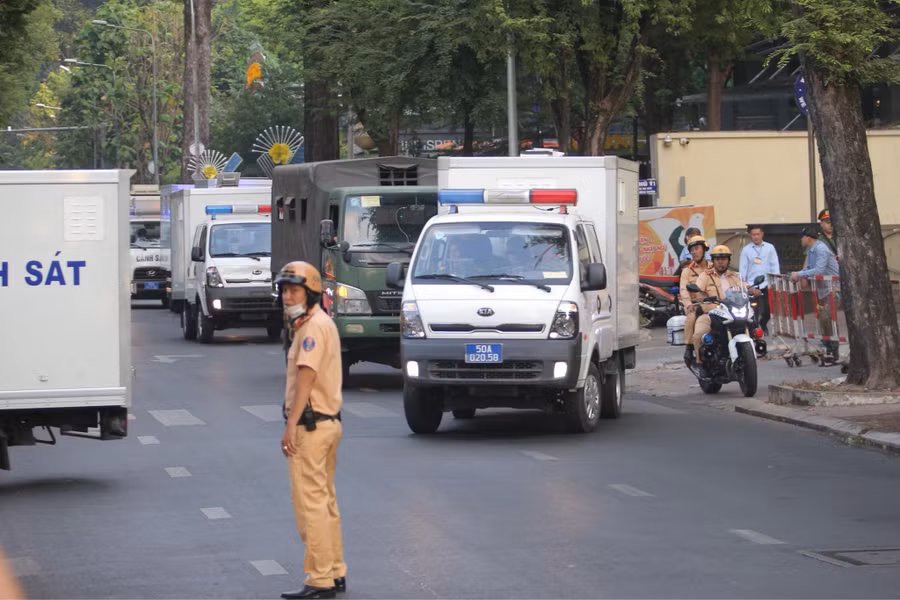 Xe chở các bị cáo tới toà, sáng 5/3. (Ảnh: Lê Nam)