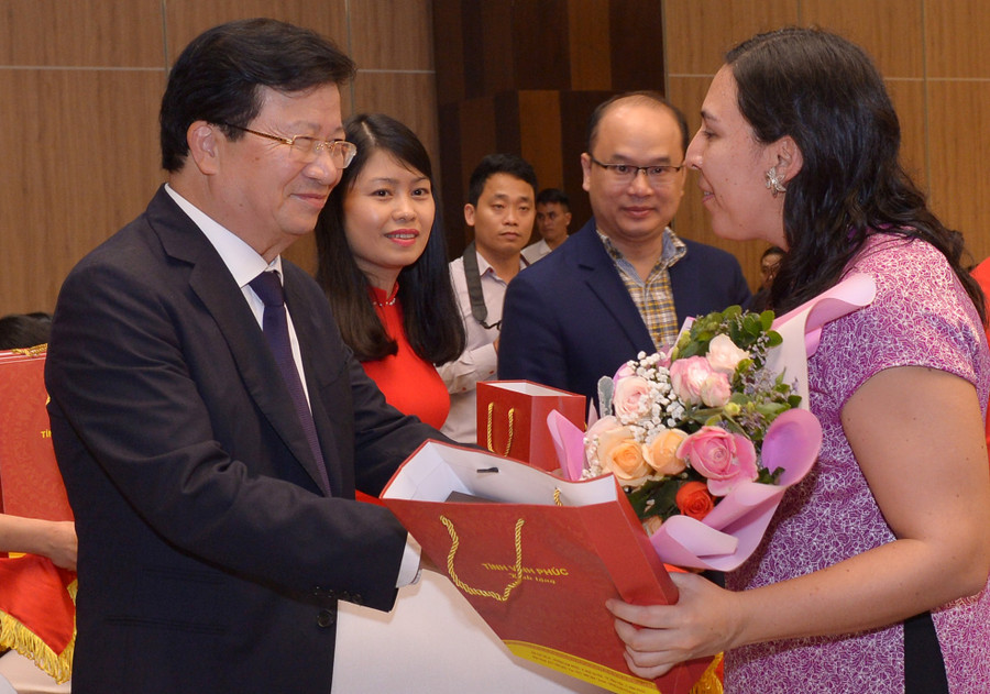 Phó Thủ tướng Trịnh Đình Dũng tặng hoa các nữ đại sứ, trưởng cơ quan đại diện các tổ chức quốc tế tại Việt Nam. Ảnh: VGP/Nhật Bắc Phó Thủ tướng Trịnh Đình Dũng tặng hoa các nữ đại sứ, trưởng cơ quan đại diện các tổ chức quốc tế tại Việt Nam. Ảnh: VGP/Nhật Bắc