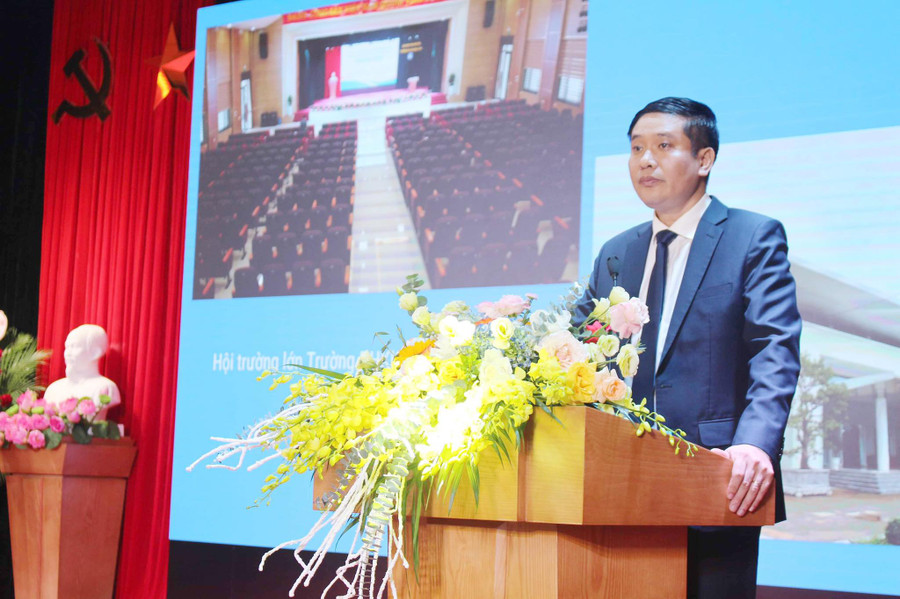 PGS.TS Nguyễn Văn Đăng, Bí thư Đảng ủy, Hiệu trưởng trường Đại học Khoa học. PGS.TS Nguyễn Văn Đăng, Bí thư Đảng ủy, Hiệu trưởng trường Đại học Khoa học.