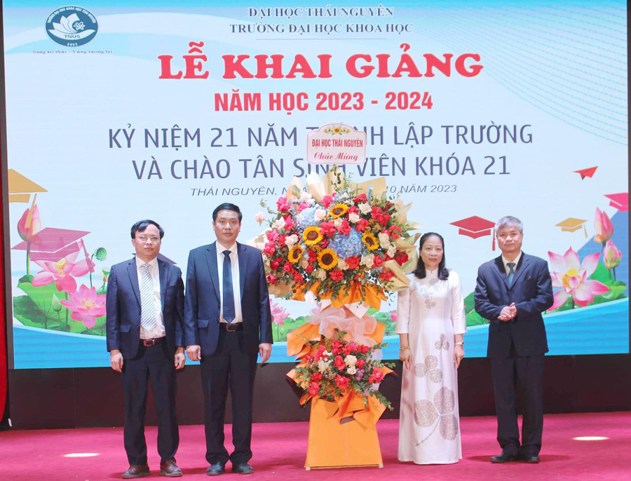 Lãnh đạo Đại học Thái Nguyên tặng hoa chúc mừng nhà trường. Lãnh đạo Đại học Thái Nguyên tặng hoa chúc mừng nhà trường.