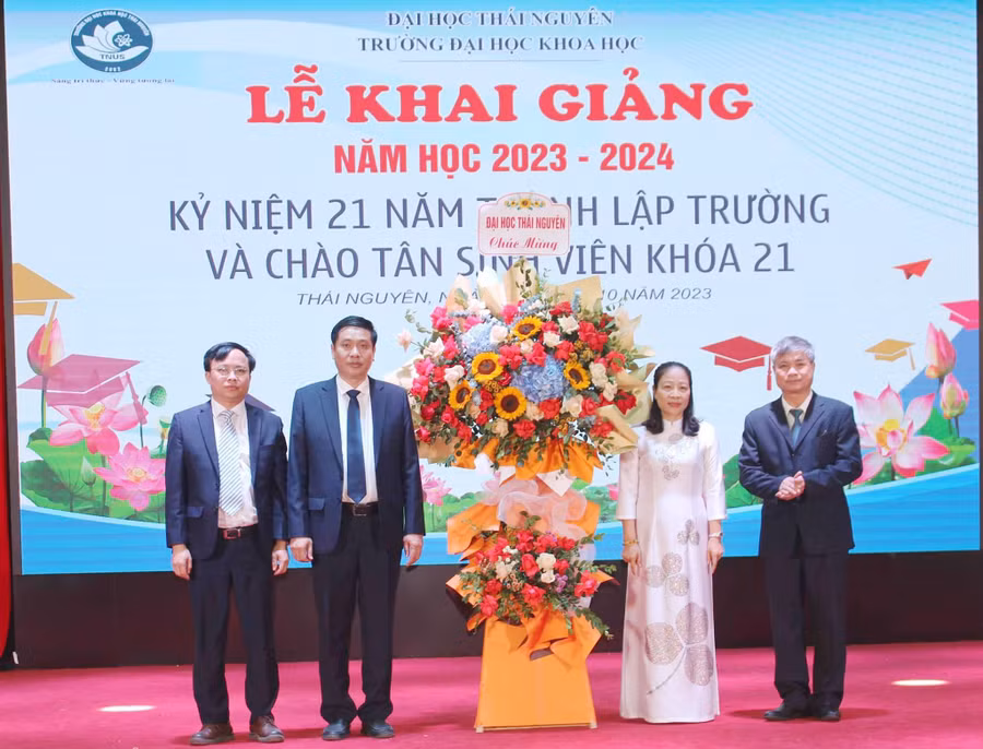 Lãnh đạo Đại học Thái Nguyên tặng hoa chúc mừng nhà trường.