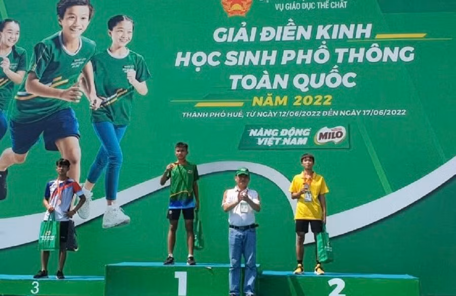 Tham gia giải điền kinh học sinh phổ thông toàn quốc đoàn Sở GD&ĐT tỉnh Thái Nguyên có 12 vận động viên tham dự.