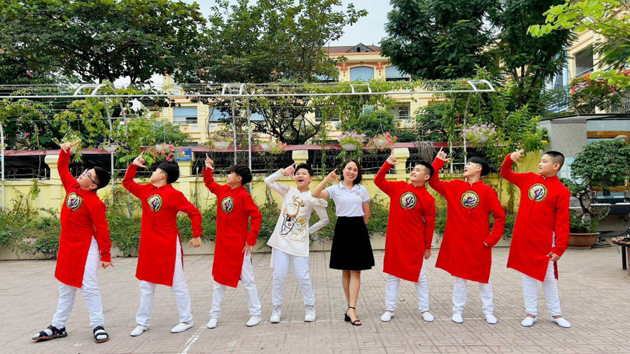 Cô giáo chủ nhiệm Nguyễn Thị Ánh Nguyệt đánh giá cao tinh thần nỗ lực trong học tập, rèn luyện của cậu học trò Lê Song Tùng. Cô giáo chủ nhiệm Nguyễn Thị Ánh Nguyệt đánh giá cao tinh thần nỗ lực trong học tập, rèn luyện của cậu học trò Lê Song Tùng.