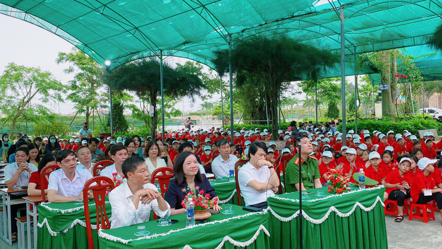 Các đại biểu tham dự buổi tuyên truyền tại Trường THCS Hải Lý. Các đại biểu tham dự buổi tuyên truyền tại Trường THCS Hải Lý.