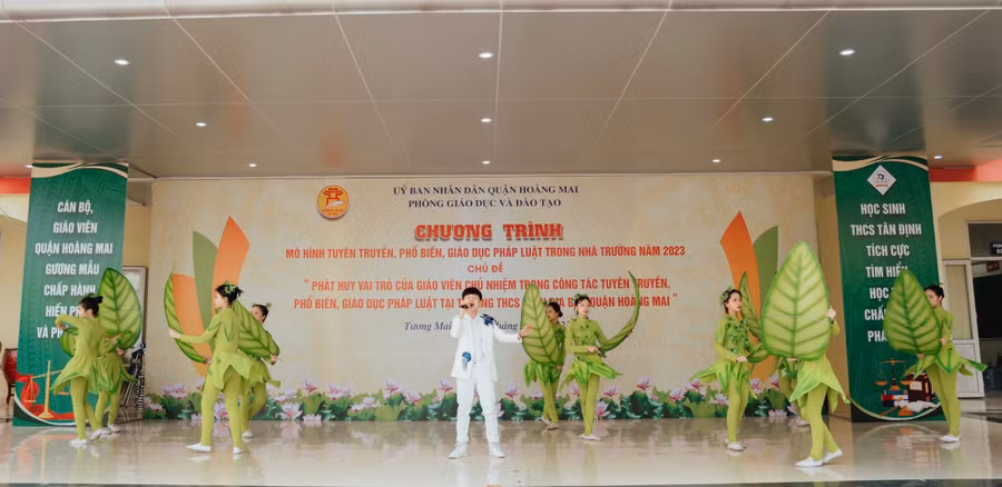 Tùng luôn tham gia nhiệt tình các hoạt động văn hóa văn nghệ của trường.