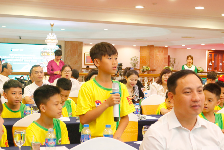 Các cầu thủ nhí đến từ CLB Bóng đá Công an Hà Nội đến dự buổi lễ và đặt câu hỏi với Ban tổ chức.