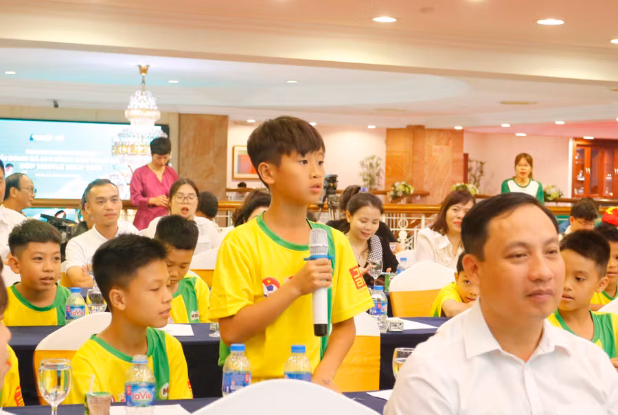 Các cầu thủ nhí đến từ CLB Bóng đá Công an Hà Nội đến dự buổi lễ và đặt câu hỏi với Ban tổ chức.