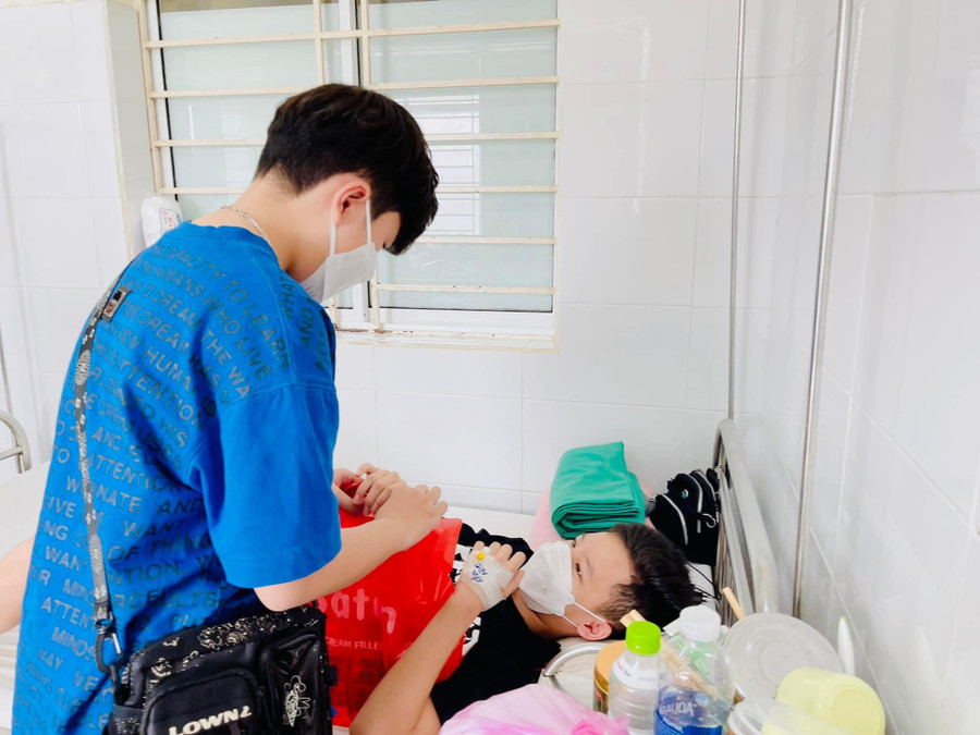 Lê Song Tùng đến thăm và trao quà tặng các bệnh nhân tại Bệnh viện Phụ sản - Nhi Đà Nẵng. Lê Song Tùng đến thăm và trao quà tặng các bệnh nhân tại Bệnh viện Phụ sản - Nhi Đà Nẵng.