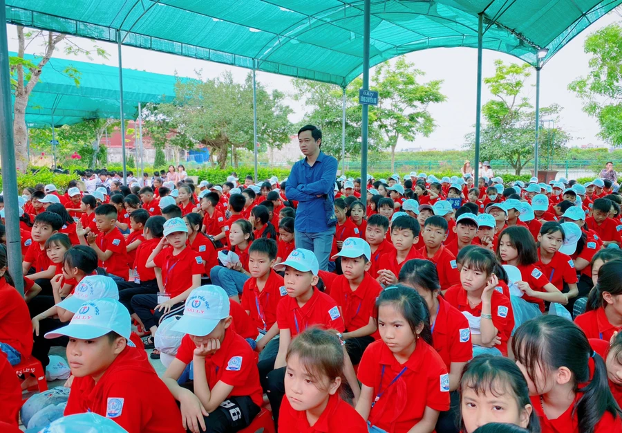 Các em học sinh cùng lắng nghe những chia sẻ của diễn giả để hiểu hơn về cách phòng tránh xâm hại tình dục cũng như các tệ nạn xã hội khác. 