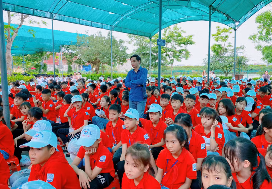 Các em học sinh cùng lắng nghe những chia sẻ của diễn giả để hiểu hơn về cách phòng tránh xâm hại tình dục cũng như các tệ nạn xã hội khác. 