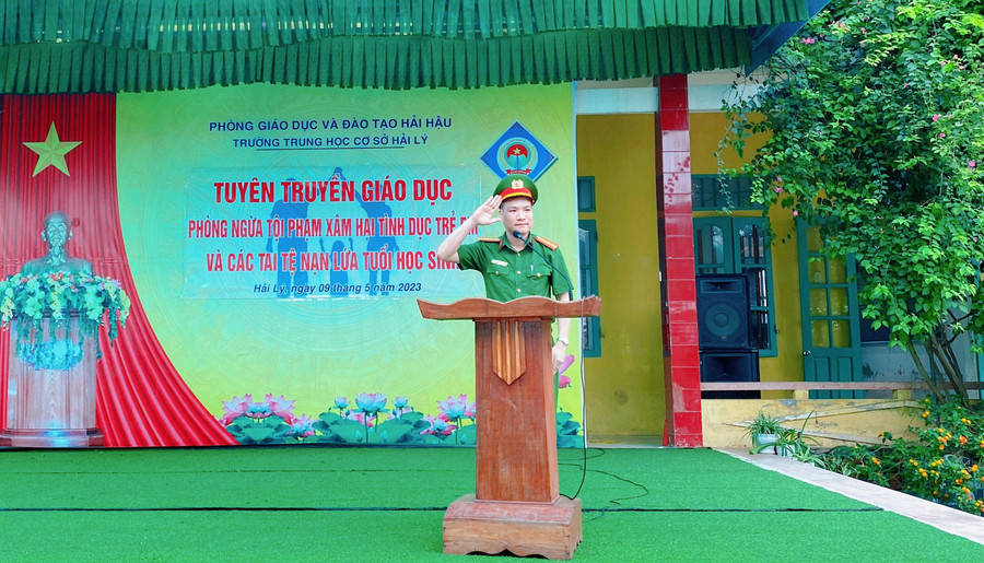 Thiếu tá Nguyễn Văn Hoản - Đội trưởng Đội Hình sự, Công an huyện Hải Hậu chia sẻ các kiến thức về phòng tránh xâm hại tình dục cho các em học sinh. Thiếu tá Nguyễn Văn Hoản - Đội trưởng Đội Hình sự, Công an huyện Hải Hậu chia sẻ các kiến thức về phòng tránh xâm hại tình dục cho các em học sinh.