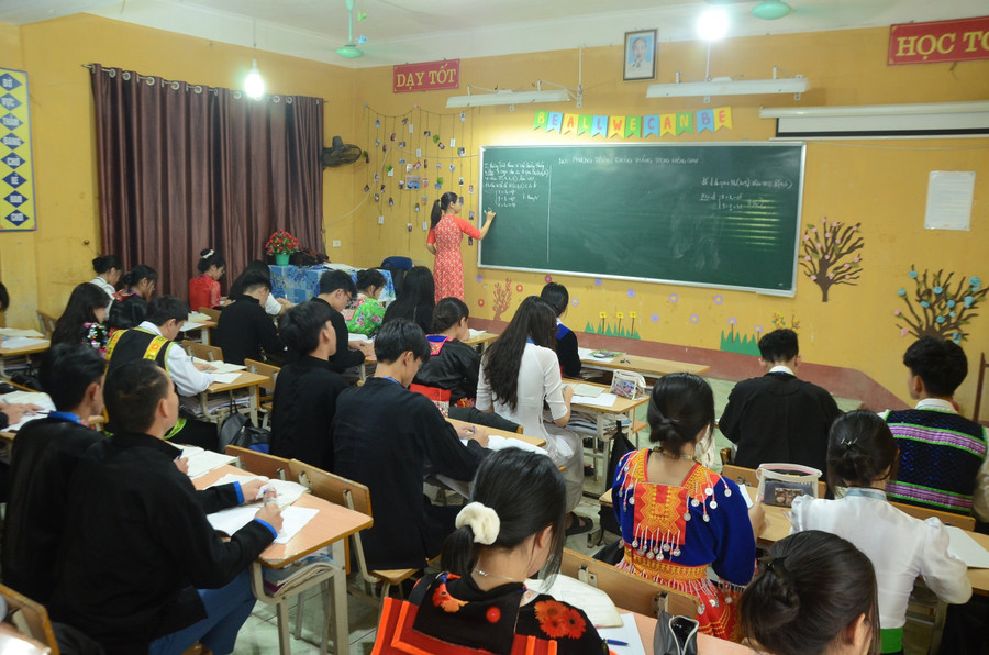 Học sinh trường PT DTNT tỉnh Điện Biên miệt mài ôn thi tốt nghiệp THPT. Học sinh trường PT DTNT tỉnh Điện Biên miệt mài ôn thi tốt nghiệp THPT.