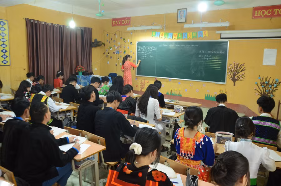 Học sinh trường PT DTNT tỉnh Điện Biên miệt mài ôn thi tốt nghiệp THPT.