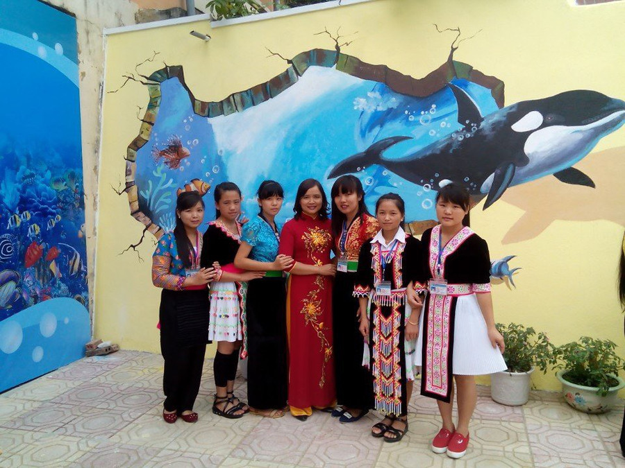 Cô giáo Vũ Thị Mai Hiên (áo đỏ, đứng giữa) chụp ảnh lưu niệm cùng học trò. Cô giáo Vũ Thị Mai Hiên (áo đỏ, đứng giữa) chụp ảnh lưu niệm cùng học trò.