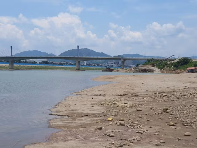 Nước sông ở khu vực hạ lưu cạn và xuống mức thấp so với mọi năm.