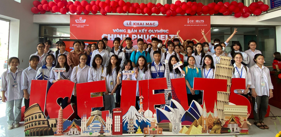 Học sinh tham gia vòng thi bán kết 'Chung kết IELTS'.