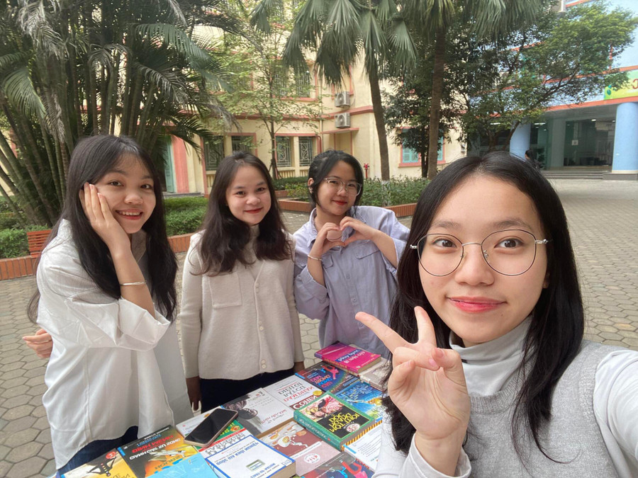 Quỳnh Anh năng nổ tham gia các hoạt động tình nguyện. Quỳnh Anh năng nổ tham gia các hoạt động tình nguyện.