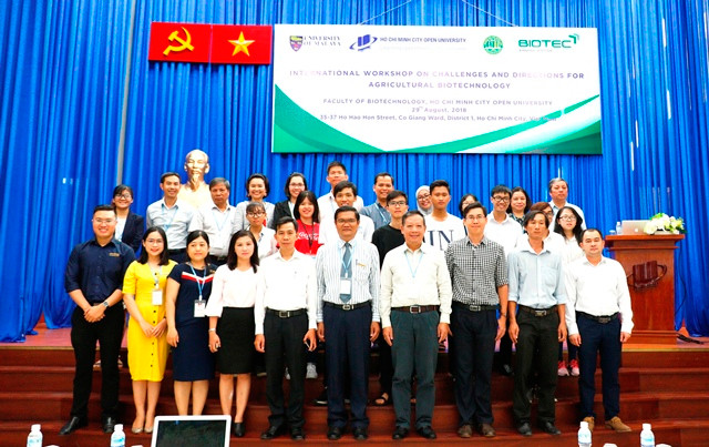 Các đại biểu tham dự Hội thảo chụp ảnh kỉ niệm