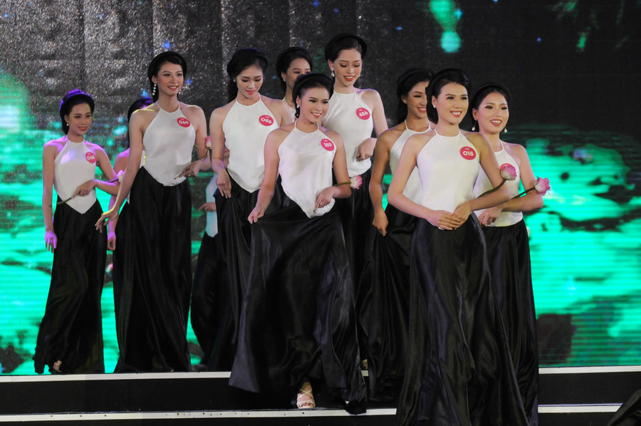 Mở đầu là màn đồng diễn với trang phục áo yếm váy đụp Mở đầu là màn đồng diễn với trang phục áo yếm váy đụp