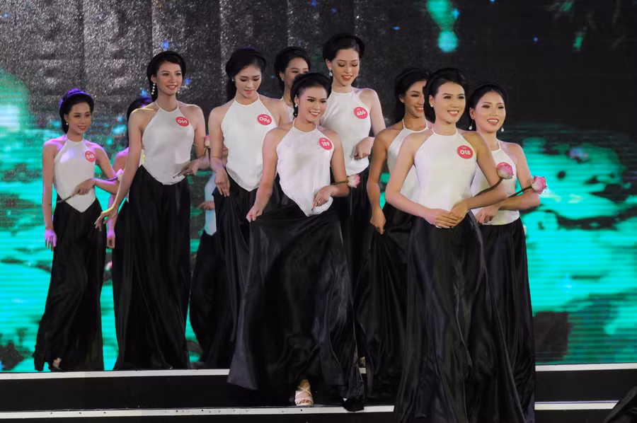 Mở đầu là màn đồng diễn với trang phục áo yếm váy đụp