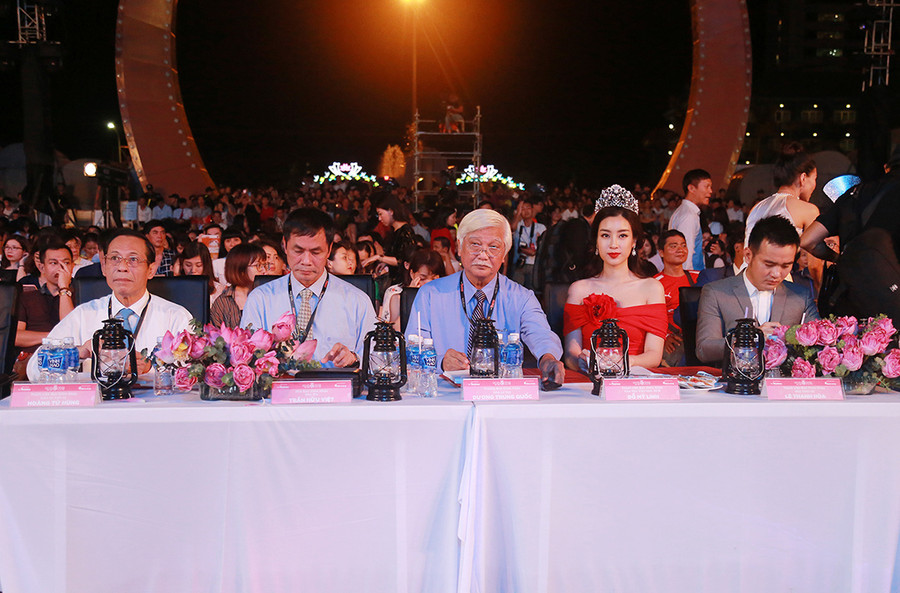 Hoa hậu Việt Nam 2016 – Đỗ Mỹ Linh – và các thành viên ban giám khảo Hoa hậu Việt Nam 2016 – Đỗ Mỹ Linh – và các thành viên ban giám khảo