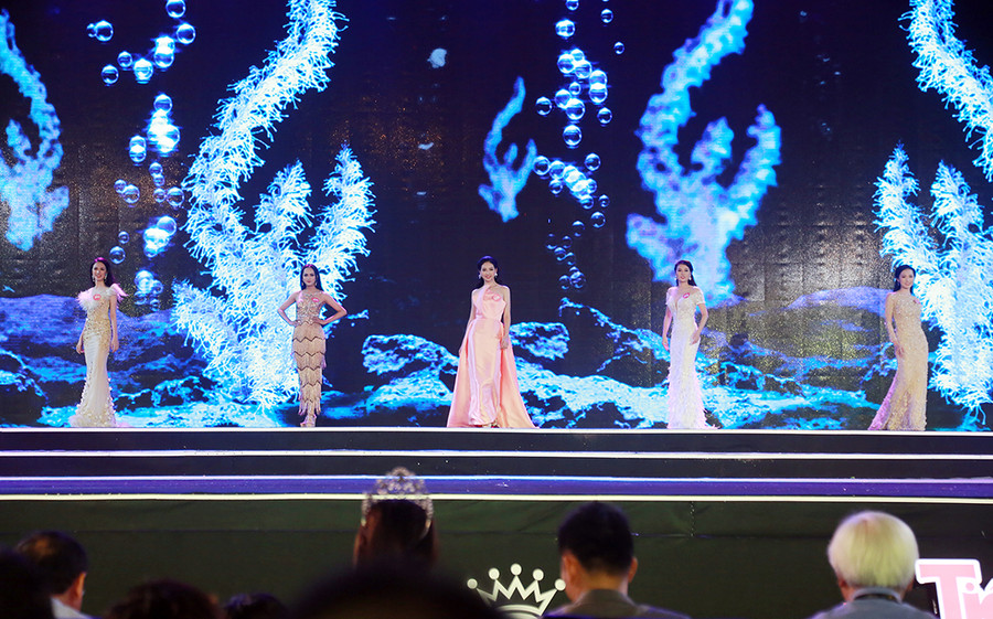 Thí sinh dự thi trang phục dạ hội Thí sinh dự thi trang phục dạ hội