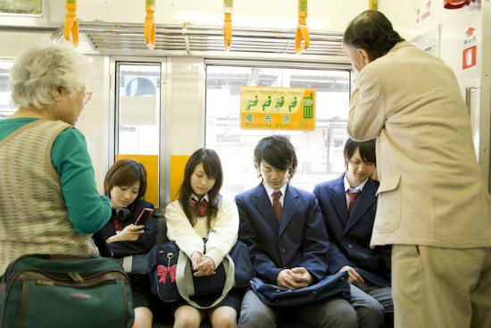 Vì sao người già ở Nhật không được nhường ghế trên tàu điện ngầm?