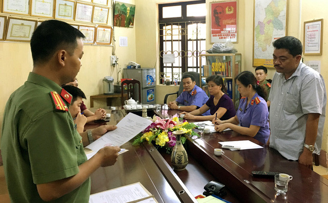 CQĐT đọc lệnh bắt đối với ông Nguyễn Thanh Hoài, Trưởng phòng Khảo thí và Kiểm định chất lượng (Sở GD&ĐT Hà Giang), về tội "Lợi dụng chức vụ, quyền hạn trong khi thi hành công vụ". (Ảnh: Diệu Loan)