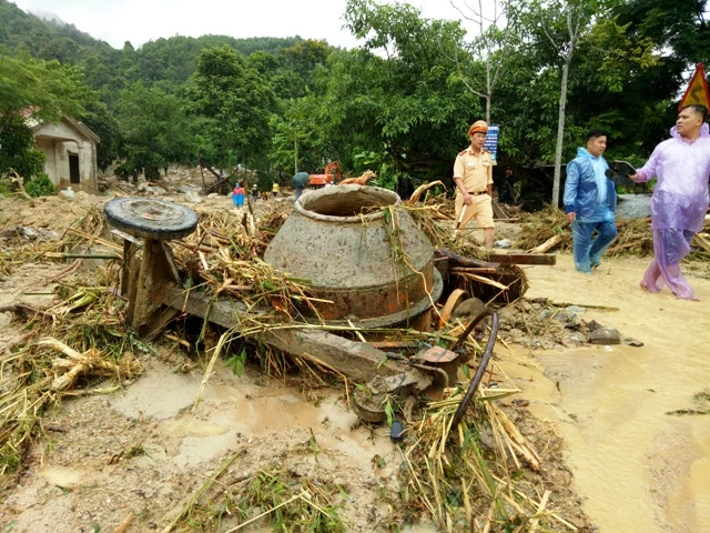 Trận lũ đã tàn phá 3 nhà dân ở bản Hắc, xã Trí Nang khiến 7 người chết, mất tích và bị thương.