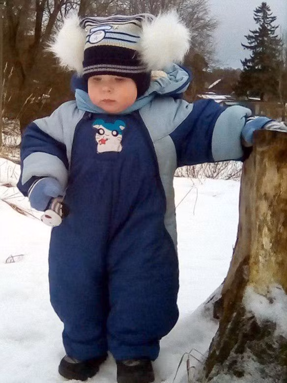  Cậu bé 3 tuổi bị rơi từ cửa sổ tầng 4 xuống. 