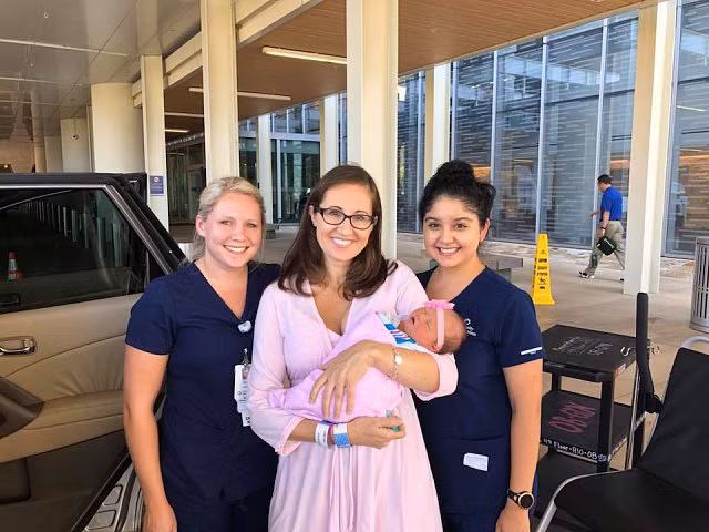 Cả nhà hàng náo loạn vào tối muộn vì thai phụ đẻ rơi, bé gái ra đời bất ngờ được tặng thức ăn miễn phí trọn đời - Hình 6