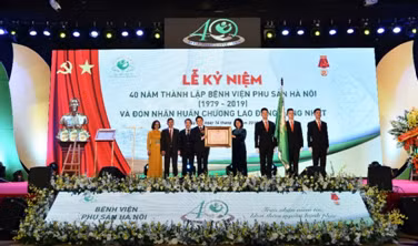Bệnh viện Phụ sản Hà Nội đón nhận Huân chương lao động hạng Nhất.
