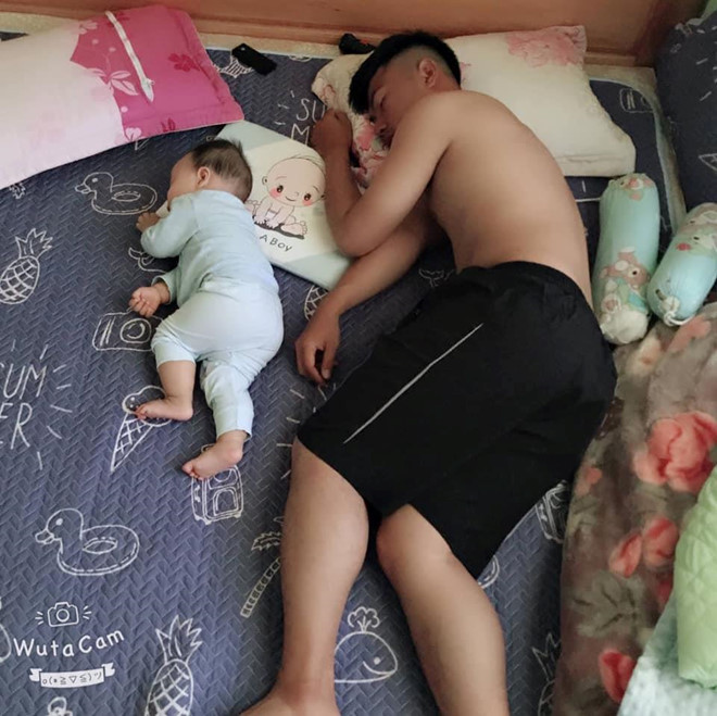 "Cả họ hàng ai cũng bảo con Linh đẻ hộ, họ hàng cứ bảo là sao y bản chính của bố. Đã vậy bé còn hay bắt chước bố, từ cách nghe điện thoại, ôm gối cũng giống nhau". Ảnh: Nguyễn Thùy Linh. Loat anh