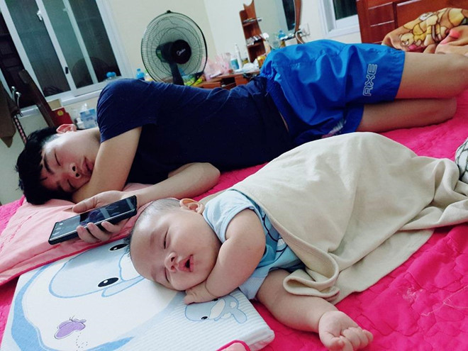 Một số người cho rằng con cái giống cha mẹ là chuyện bình thường, nhưng giống cha đến mức từ ngoại hình đến dáng ngủ thì chẳng khác nào "mẹ đẻ thuê"? "Xin góp vui tí với cả nhà, xem giúp mình hai người khác chỗ nào không", thành viên Tuyết Nhi viết. Ảnh: Nguyễn Tuyết Nhi. Loat anh